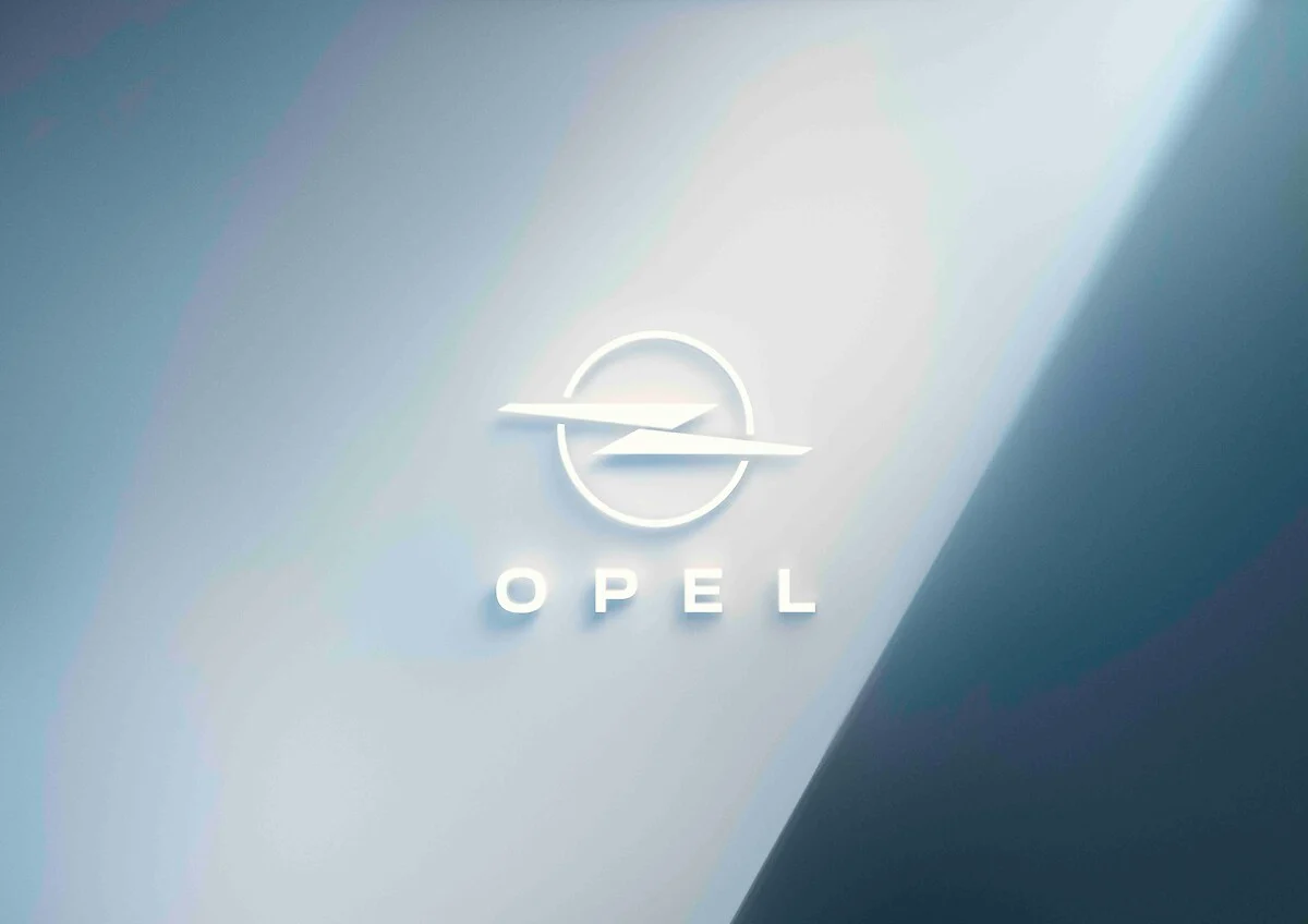 OPEL razkriva nov ikonični logo ‘Blitz’ / ‘Blisk’